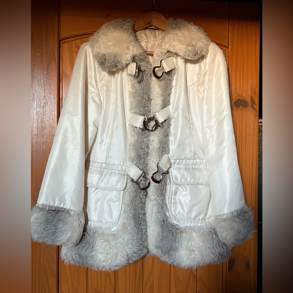 Vintage Faux Fur accented White and Gray Women's Ski Bunny Coat Small?